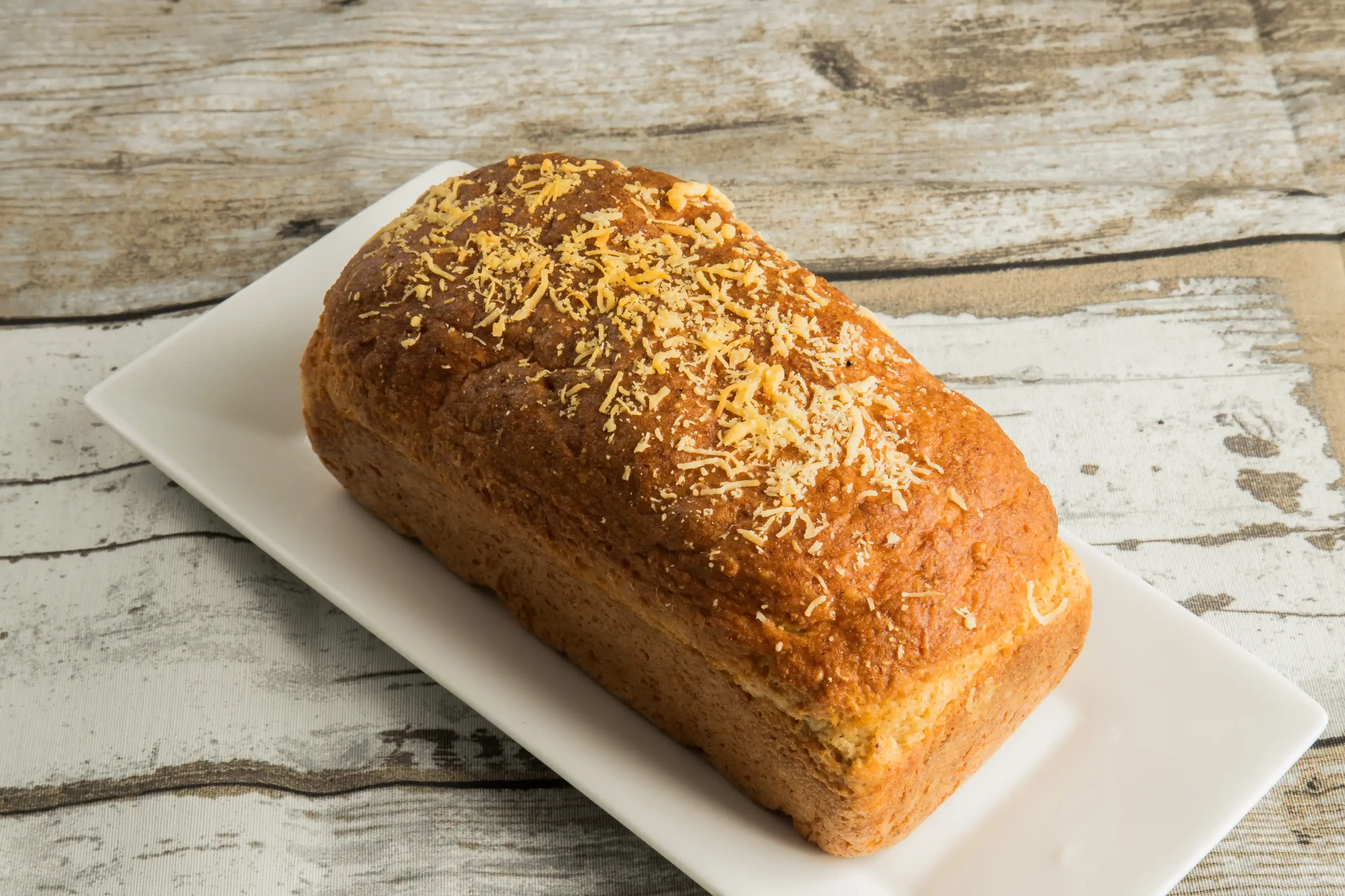 Pão dourado saindo do forno